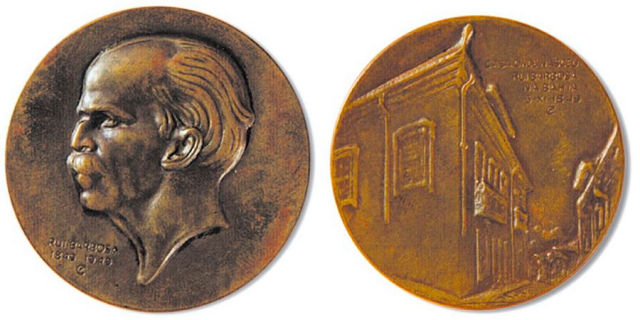 Medalha de bronze comemorativa do centenário de nascimento de Rui Barbosa. Também foi cunhada em prata. No anverso, perfil de Rui Barbosa em relevo e a inscrição "Rui Barbosa 1849-1849". No reverso, fachada da casa de Rui Barbosa em Salvador e a inscrição: "Casa onde nasceu Rui Barbosa na Bahia 05/11/1849".