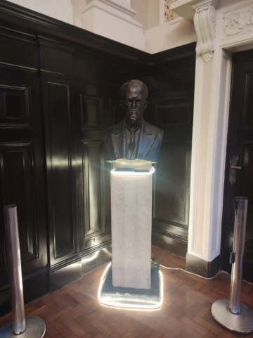 Busto, em bronze, homenageando Rui Barbosa. Há a inscrição: "F. Latorre, 1939". Encontra-se em um pedestal de madeira trabalhada. Rui Barbosa (1849-1923): Jurista, advogado, político, escritor, jornalista e orador. Teve o mérito de rever e dar forma definitiva ao projeto da primeira Constituição Republicana (1891).