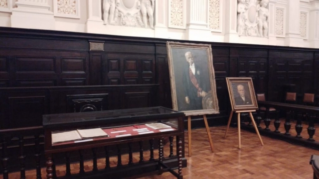 Duas pinturas intituladas "Rui Barbosa" e vitrine com objetos e documentos.