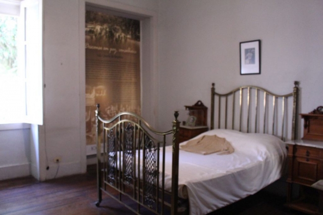 Móveis que pertenciam ao quarto de Rui Barbosa e dona Maria Augusta na casa de Petrópolis. Rui Barbosa faleceu nessa cama.