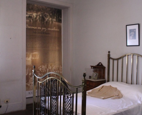 Móveis que pertenciam ao quarto de Rui Barbosa e dona Maria Augusta na casa de Petrópolis. Rui Barbosa faleceu nessa cama.